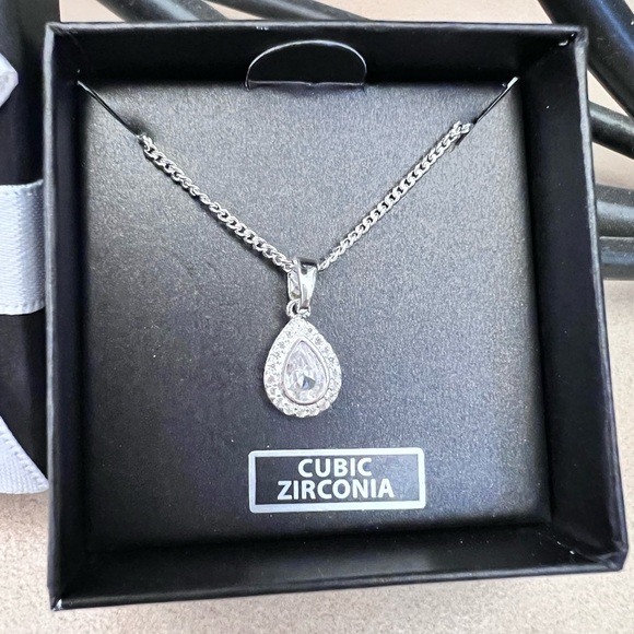 Exquisite Teardrop Halo Necklace New In Box - Picture 1 of 6